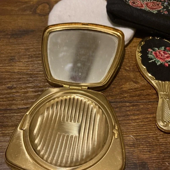 Vintage Rose Petit point embroidery on compact set - Picture 5 of 16